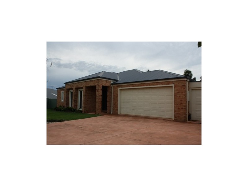 10 Golden Elm Crt, Kilmore VIC 3764