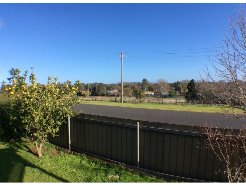 13 Gordon Crescent, Seymour VIC 3660