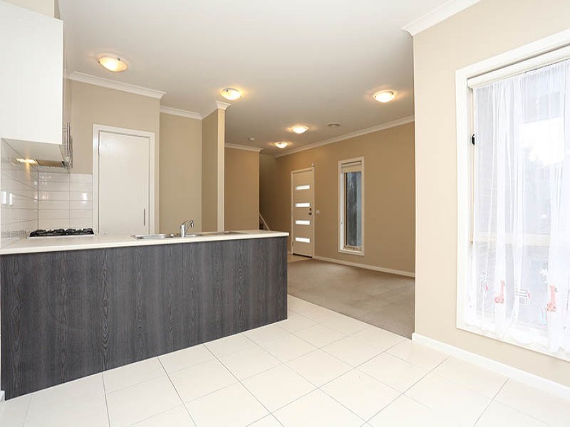 6 Wyndcliffe Way, Roxburgh Park VIC 3064