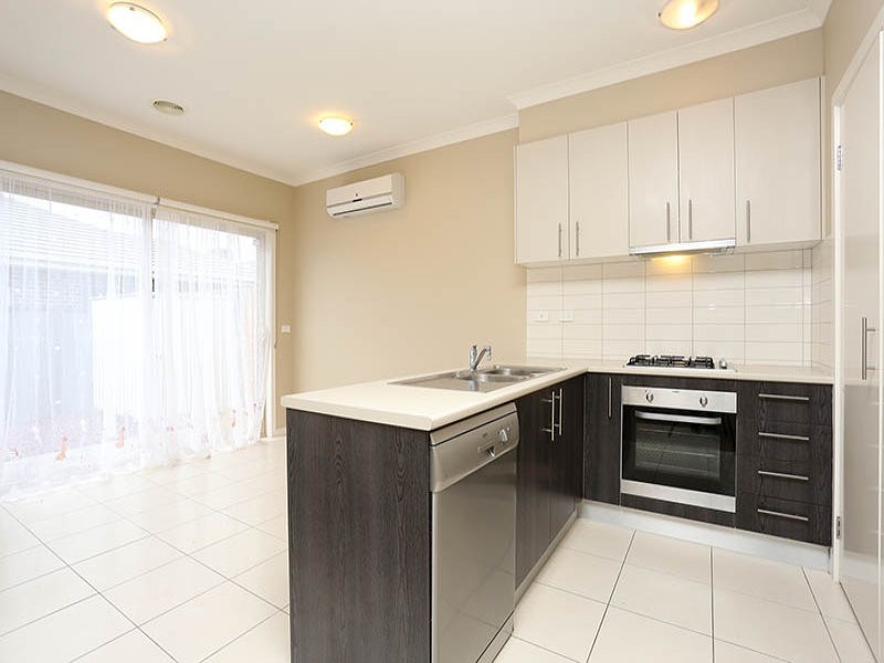 6 Wyndcliffe Way, Roxburgh Park VIC 3064