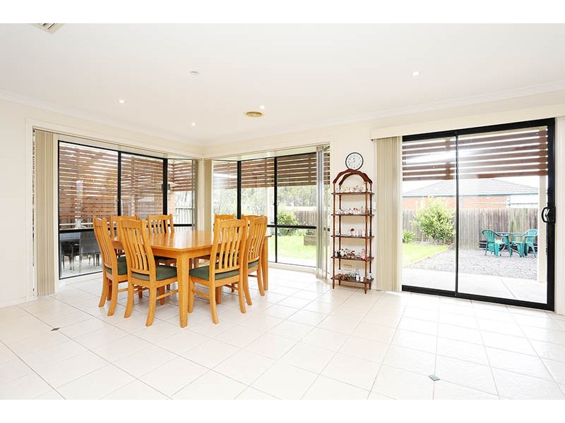 5 Mckeown Crescent, Roxburgh Park VIC 3064