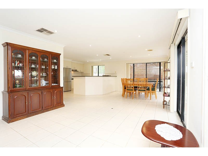 5 Mckeown Crescent, Roxburgh Park VIC 3064