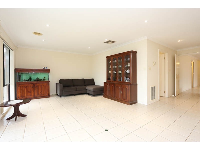 5 Mckeown Crescent, Roxburgh Park VIC 3064