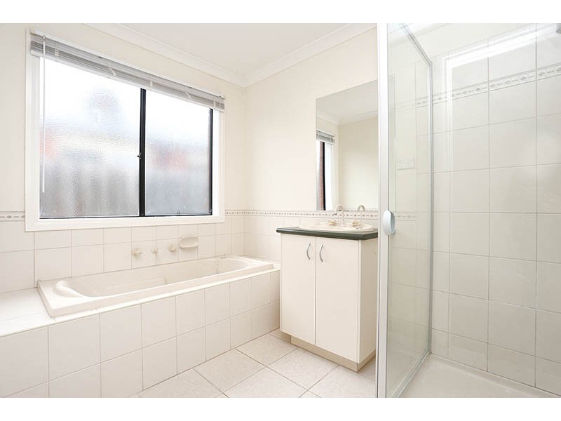 5 Mckeown Crescent, Roxburgh Park VIC 3064