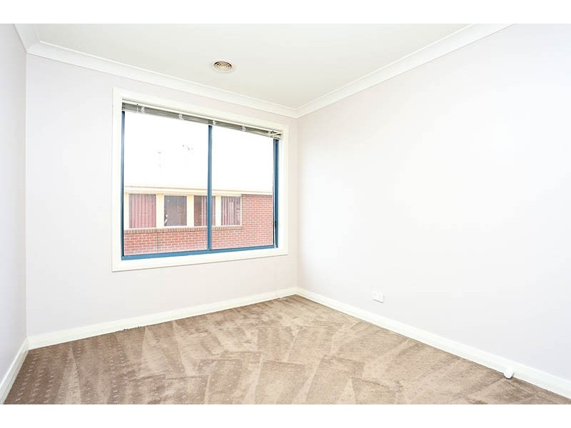 27 Flowerdale Crescent, Roxburgh Park VIC 3064