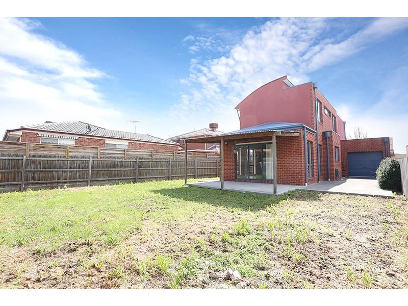 27 Flowerdale Crescent, Roxburgh Park VIC 3064