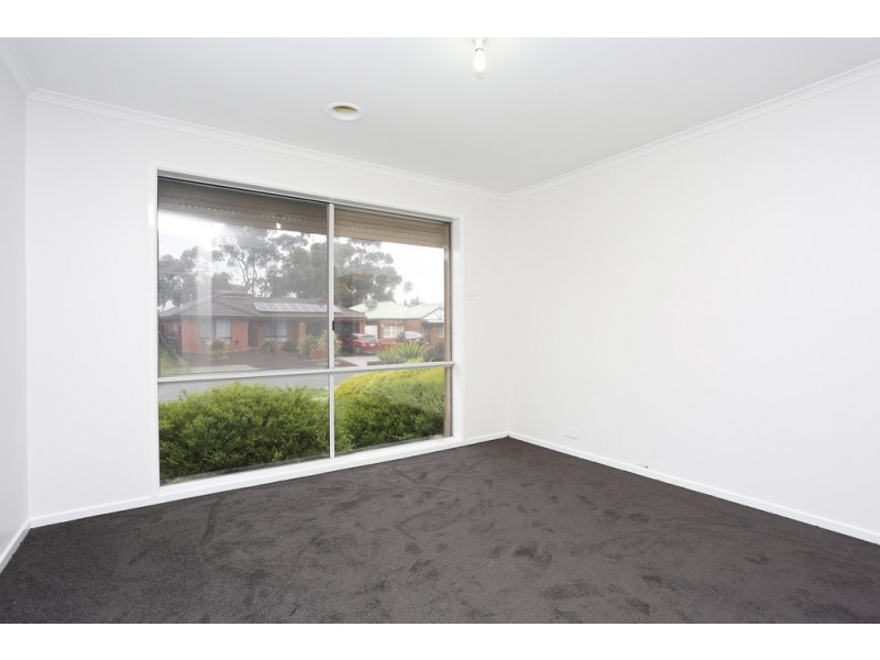 9 Edgecombe Way, Roxburgh Park VIC 3064