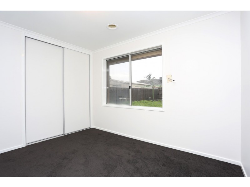 9 Edgecombe Way, Roxburgh Park VIC 3064