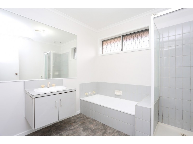 9 Edgecombe Way, Roxburgh Park VIC 3064