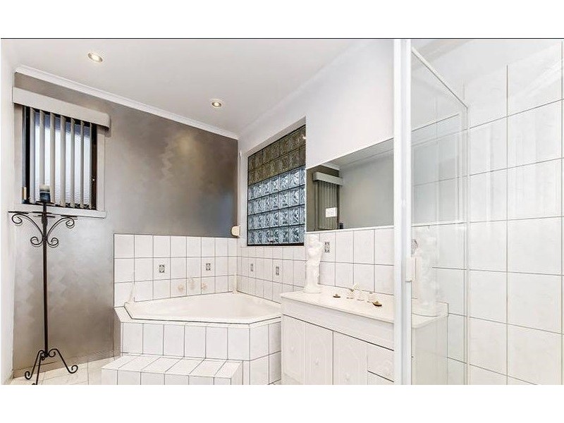 5 Stainsby Crescent, Roxburgh Park VIC 3064