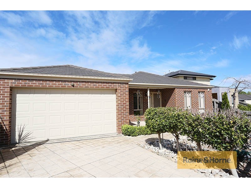 18 Lockwood Drive, Roxburgh Park VIC 3064