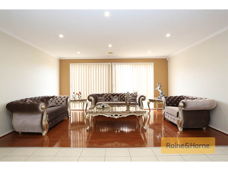 18 Lockwood Drive, Roxburgh Park VIC 3064