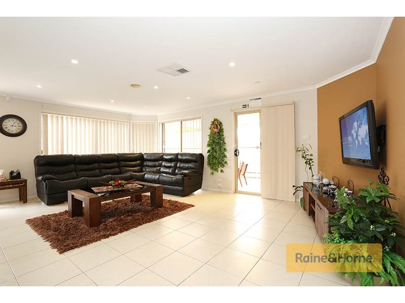 18 Lockwood Drive, Roxburgh Park VIC 3064