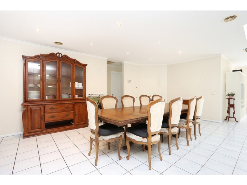 27 Shortridge Circuit, Roxburgh Park VIC 3064