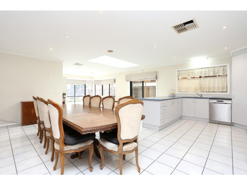 27 Shortridge Circuit, Roxburgh Park VIC 3064