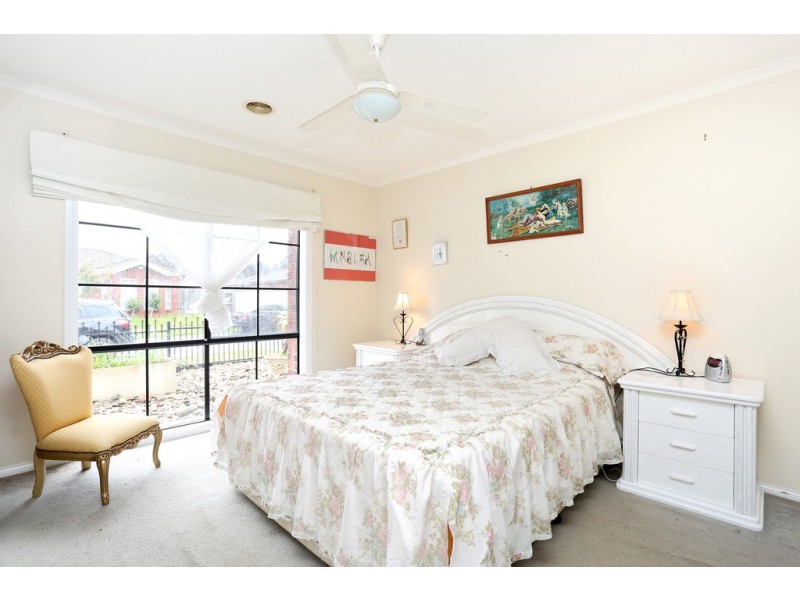 27 Shortridge Circuit, Roxburgh Park VIC 3064