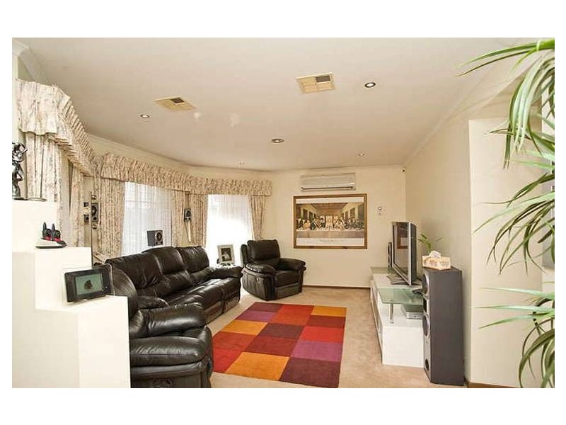 4 Dozey Court, Roxburgh Park VIC 3064