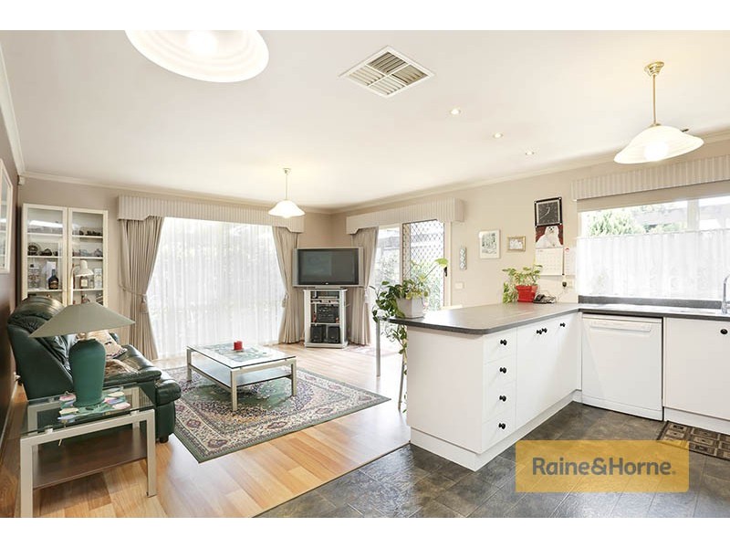 7 Baynton Crescent, Roxburgh Park VIC 3064