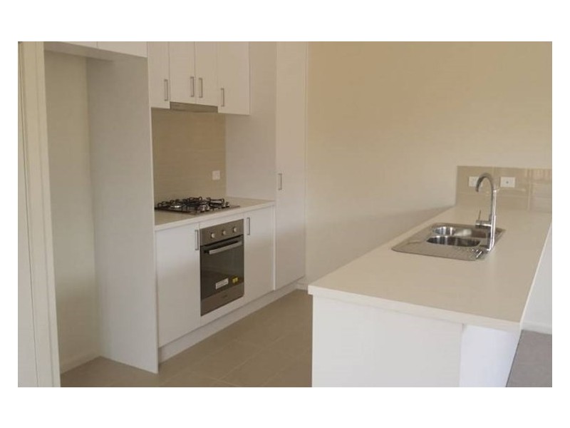 32 Sahi Crescent, Roxburgh Park VIC 3064