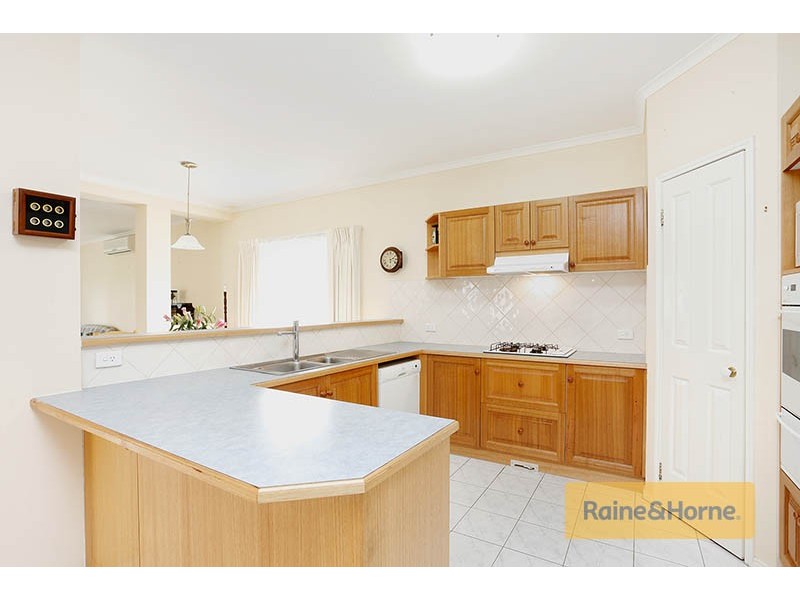 8 McConnell Crescent, Roxburgh Park VIC 3064