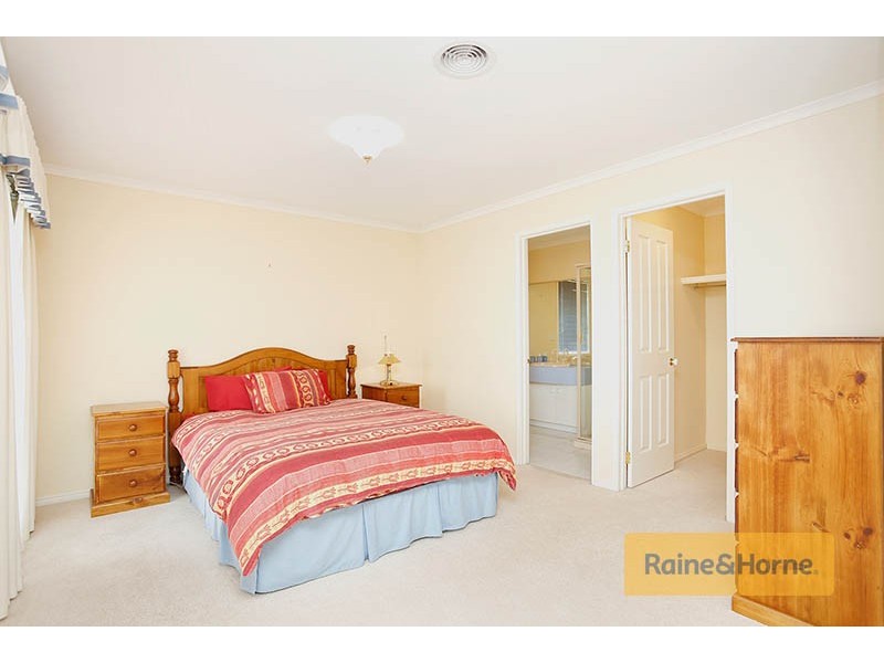 8 McConnell Crescent, Roxburgh Park VIC 3064