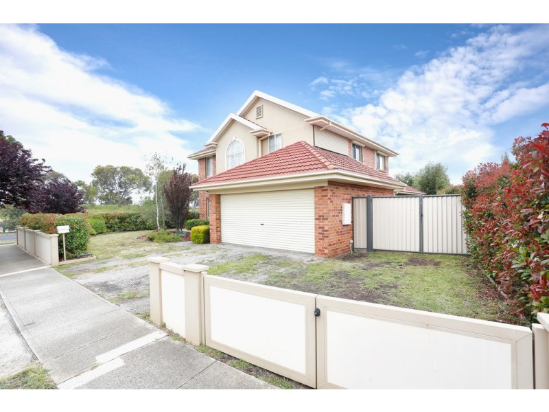 8 McConnell Crescent, Roxburgh Park VIC 3064