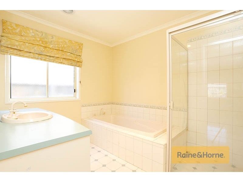 10 Spence Avenue, Roxburgh Park VIC 3064