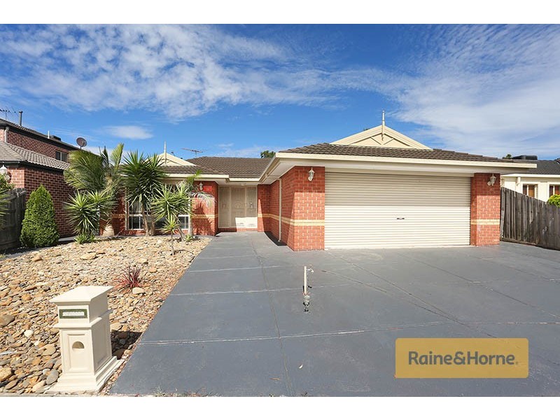 19 Lachlan Crescent, Roxburgh Park VIC 3064