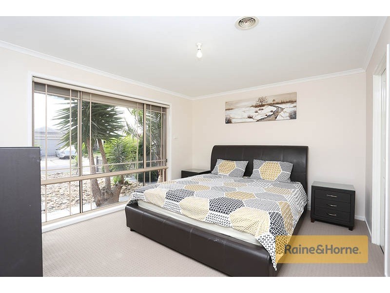 19 Lachlan Crescent, Roxburgh Park VIC 3064
