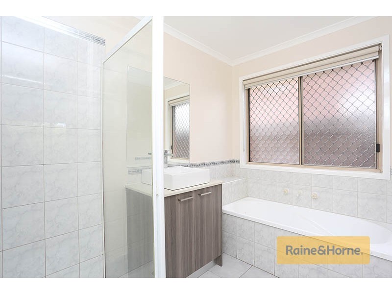 19 Lachlan Crescent, Roxburgh Park VIC 3064