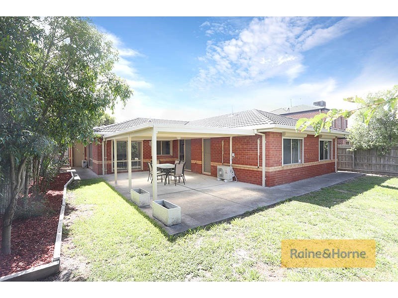 19 Lachlan Crescent, Roxburgh Park VIC 3064