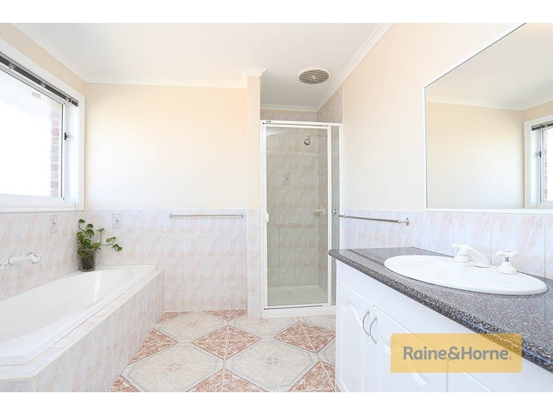 40 Douglas Mawson Drive, Roxburgh Park VIC 3064