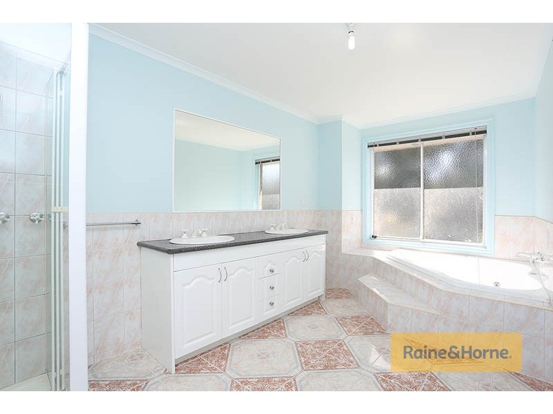 40 Douglas Mawson Drive, Roxburgh Park VIC 3064