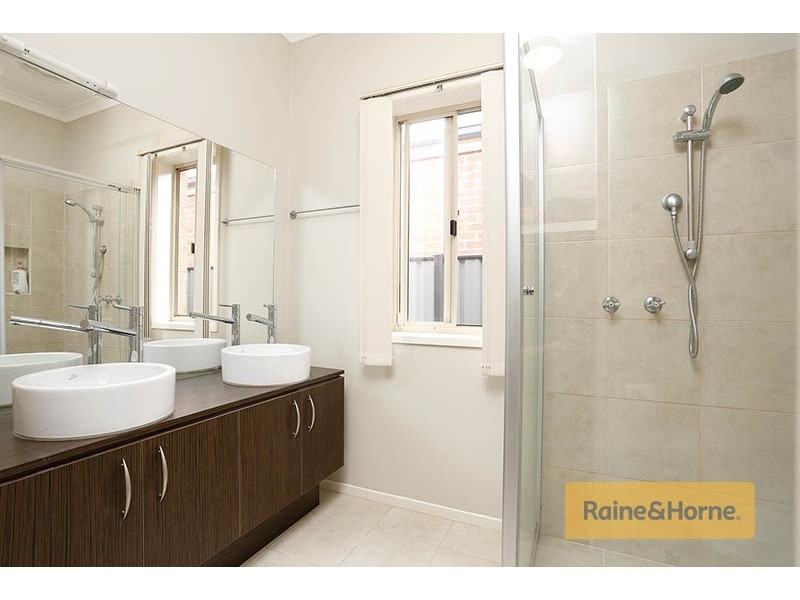 10 Lewisham Place, Craigieburn VIC 3064