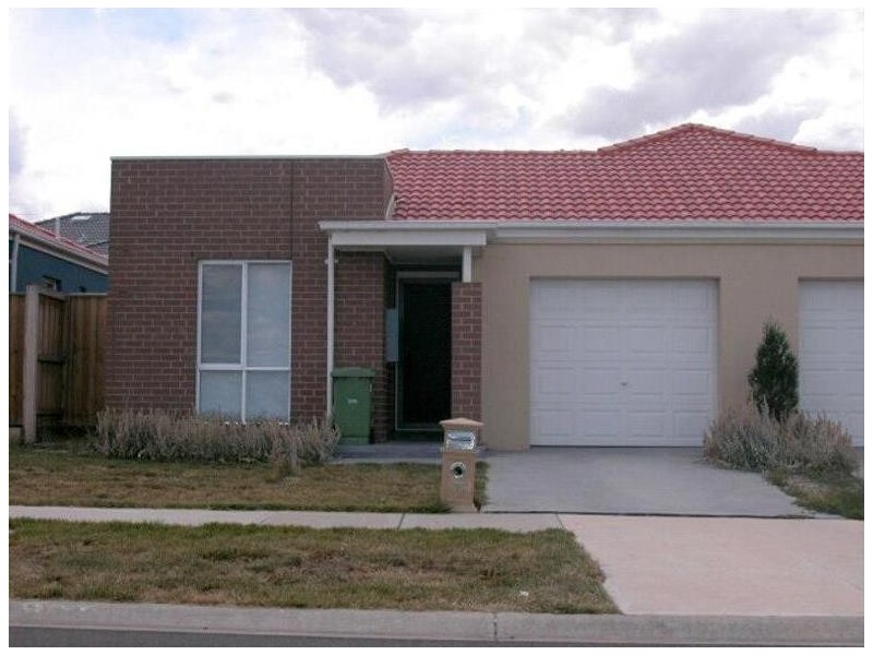 30 Lakeside Drive, Roxburgh Park VIC 3064