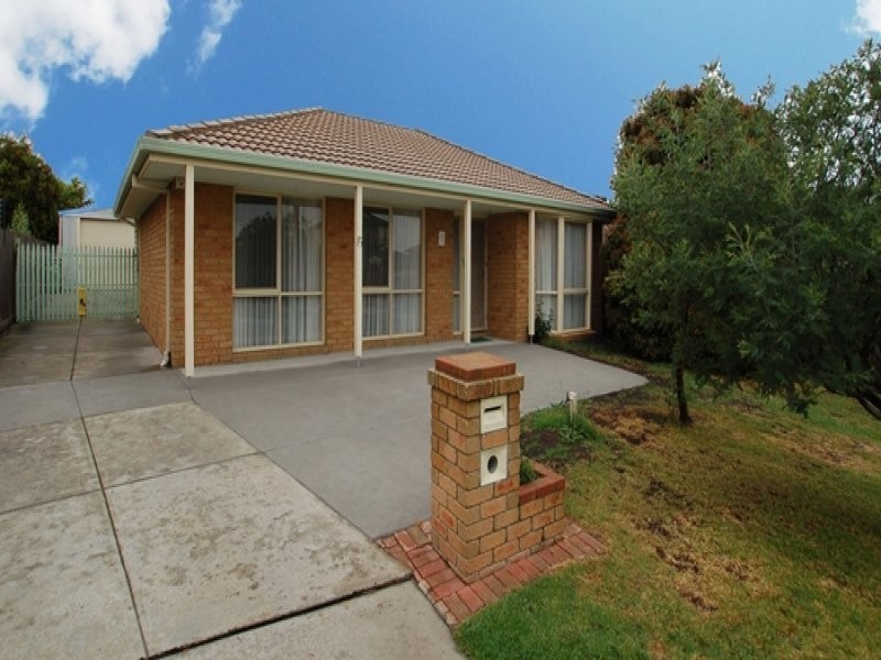 15 Molineux Way, Roxburgh Park VIC 3064