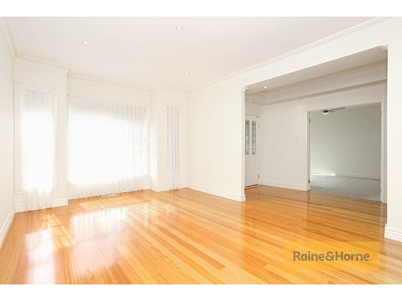 3 Gaussberg Walk, Roxburgh Park VIC 3064