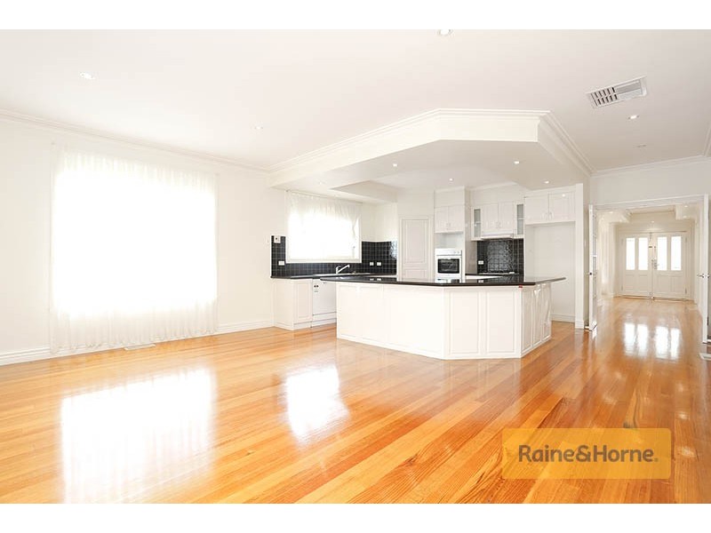 3 Gaussberg Walk, Roxburgh Park VIC 3064