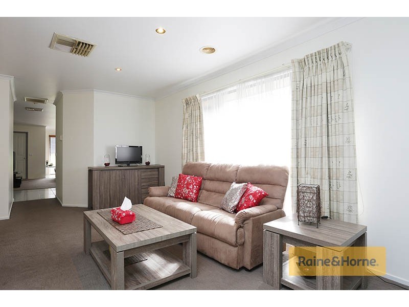 15 Thompson Crescent, Roxburgh Park VIC 3064