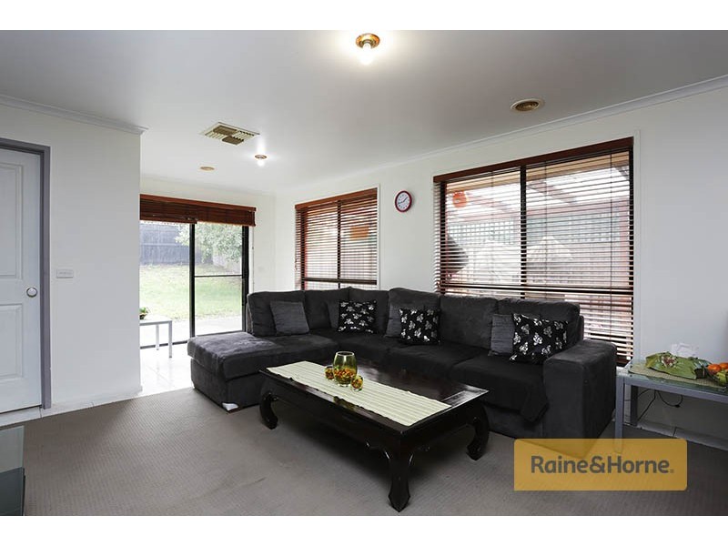 15 Thompson Crescent, Roxburgh Park VIC 3064