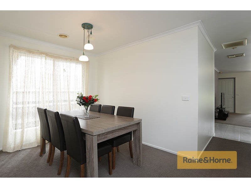 15 Thompson Crescent, Roxburgh Park VIC 3064