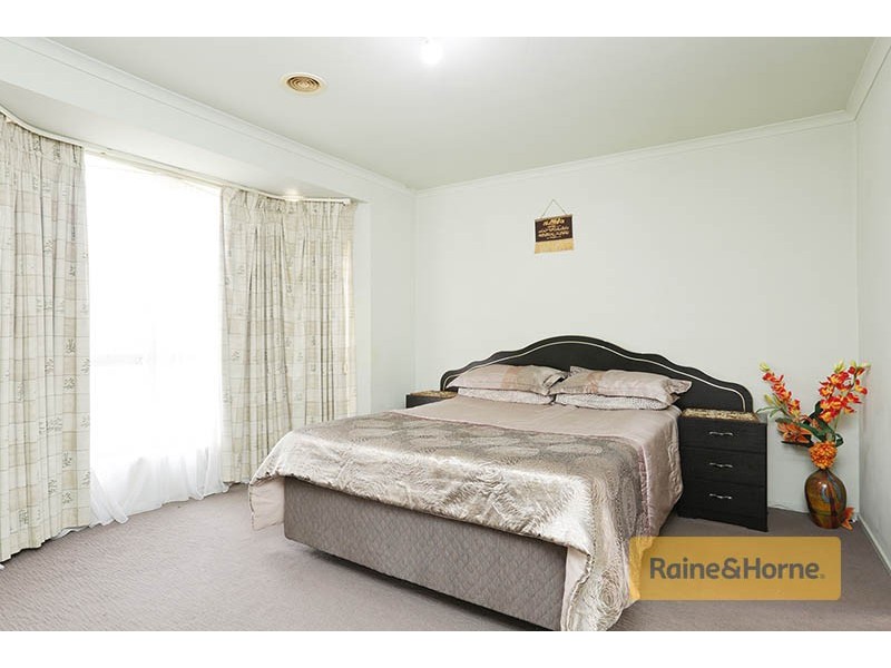15 Thompson Crescent, Roxburgh Park VIC 3064