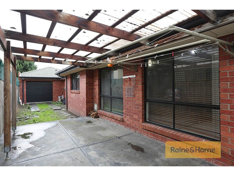 15 Thompson Crescent, Roxburgh Park VIC 3064