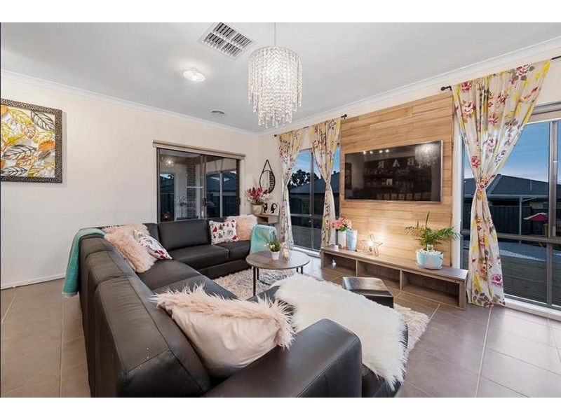 4 Iron Bridge Road, Craigieburn VIC 3064