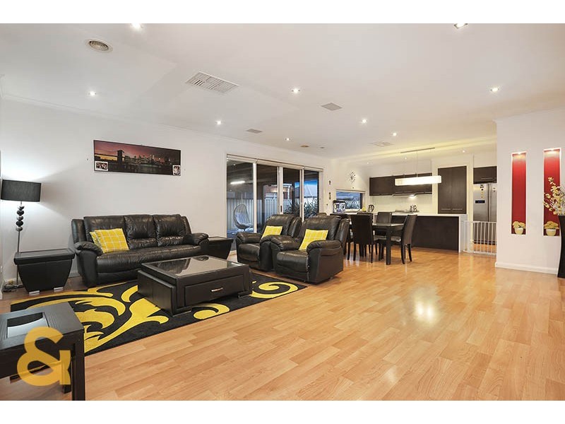 77 Lockwood Drive, Roxburgh Park VIC 3064