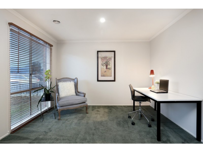 16 Sandover Drive, Roxburgh Park VIC 3064