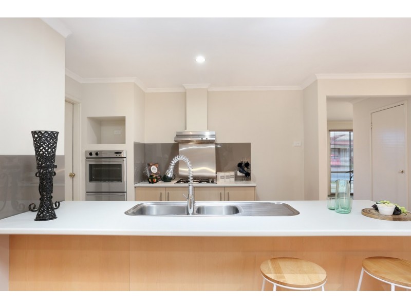 16 Sandover Drive, Roxburgh Park VIC 3064