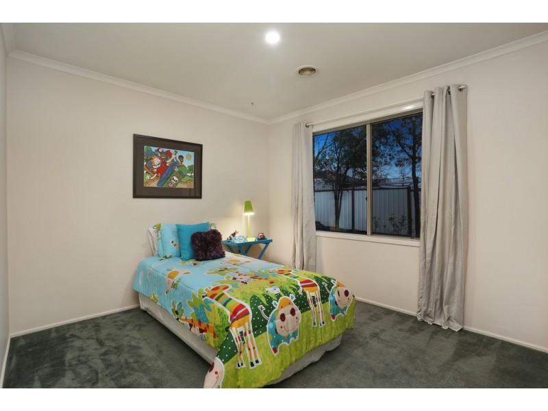 16 Sandover Drive, Roxburgh Park VIC 3064