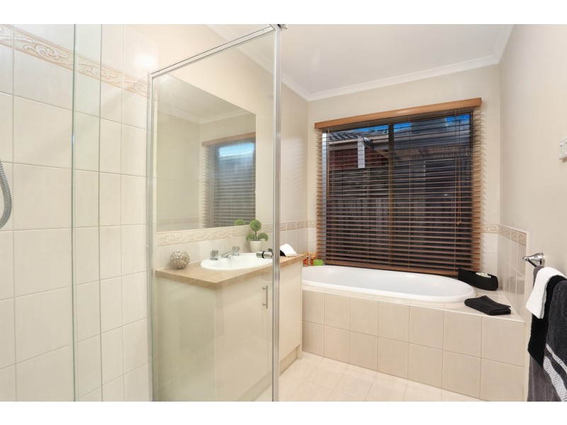 16 Sandover Drive, Roxburgh Park VIC 3064