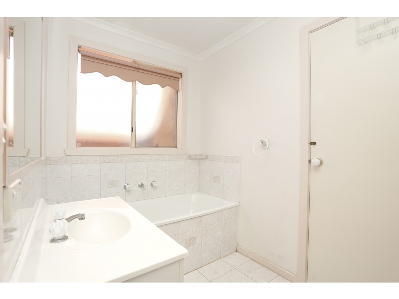 4 Creswick Court, Roxburgh Park VIC 3064